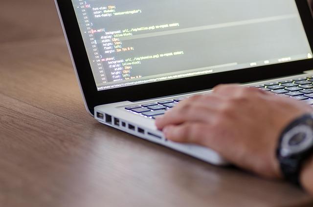 personal de peruwebs desarrollando aplicaciones web personalizadas